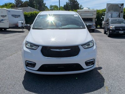 2025 Chrysler Pacifica Select - NEW BraunAbility Manual Rear Entry - Wheelchair Accessible Conversion