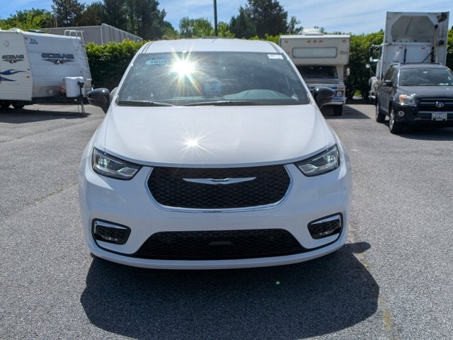 2025 Chrysler Pacifica Select - BraunAbility Manual Rear Entry - Wheelchair Accessible Conversion