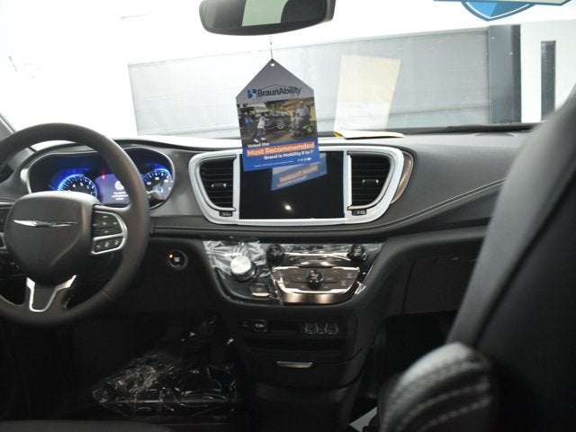 2025 Chrysler Pacifica Select - BraunAbility XT - Power Fold-Out Ramp