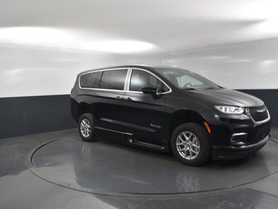 2025 Chrysler Pacifica Select - BraunAbility XT - Power Fold-Out Ramp