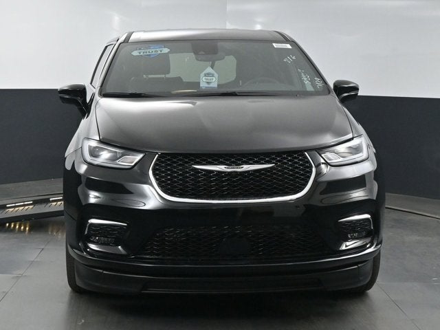 2025 Chrysler Pacifica Select - BraunAbility XT - Power Fold-Out Ramp