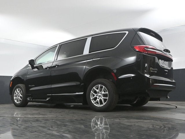 2025 Chrysler Pacifica Select - BraunAbility XT - Power Fold-Out Ramp