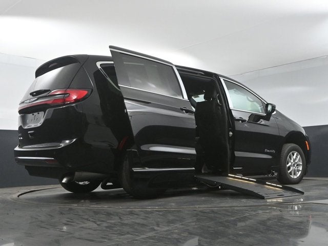 2025 Chrysler Pacifica Select - BraunAbility XT - Power Fold-Out Ramp