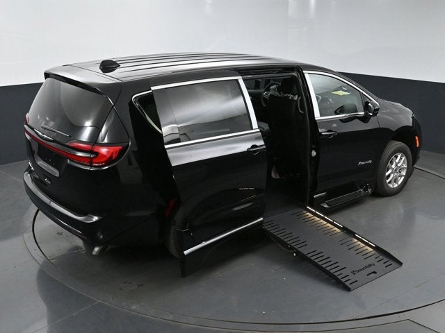 2025 Chrysler Pacifica Select - BraunAbility XT - Power Fold-Out Ramp