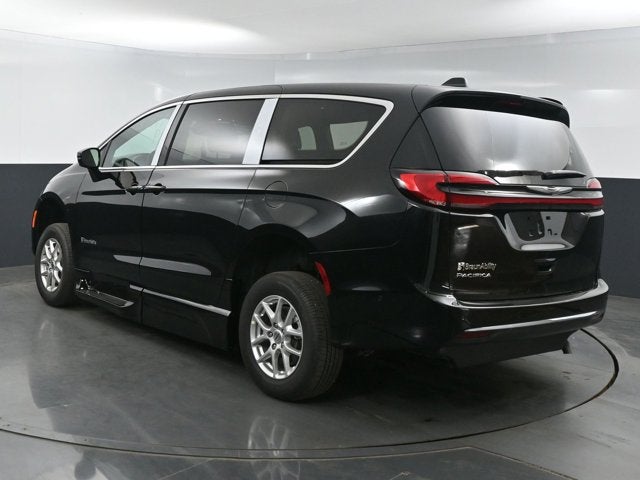 2025 Chrysler Pacifica Select - BraunAbility XT - Power Fold-Out Ramp