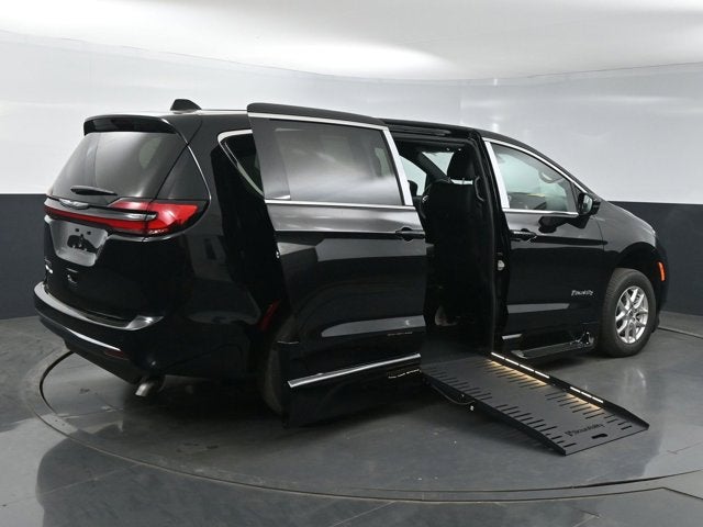 2025 Chrysler Pacifica Select - BraunAbility XT - Power Fold-Out Ramp