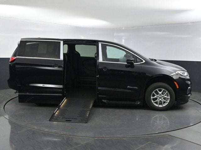 2025 Chrysler Pacifica Select - BraunAbility XT - Power Fold-Out Ramp