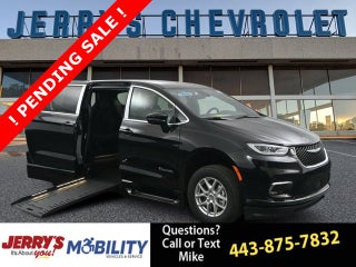 2025 Chrysler Pacifica Select - NEW BraunAbility XT - Power Fold-Out Ramp