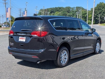 2026 Chrysler Voyager LX - [NEW]BraunAbility Companion Van - Manual Fold-Out Ramp