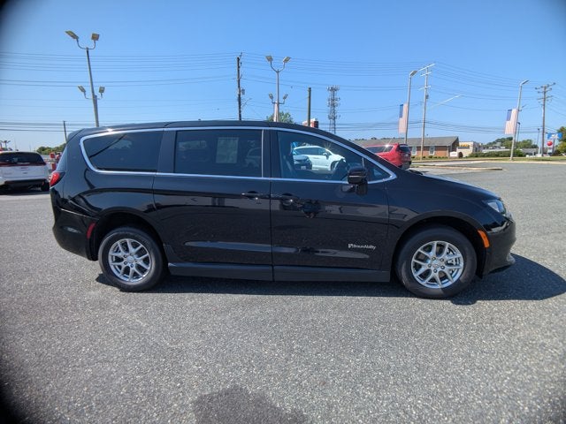 2026 Chrysler Voyager LX - [NEW]BraunAbility Companion Van - Manual Fold-Out Ramp