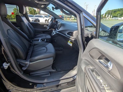 2026 Chrysler Voyager LX - [NEW]BraunAbility Companion Van - Manual Fold-Out Ramp
