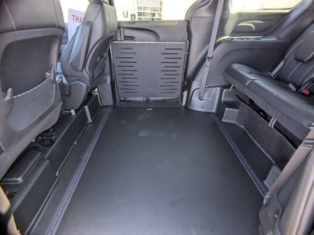 2026 Chrysler Voyager LX - [NEW]BraunAbility Companion Van - Manual Fold-Out Ramp