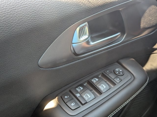 2026 Chrysler Voyager LX - [NEW]BraunAbility Companion Van - Manual Fold-Out Ramp