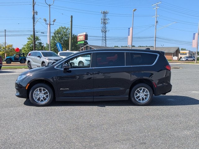 2026 Chrysler Voyager LX - [NEW]BraunAbility Companion Van - Manual Fold-Out Ramp