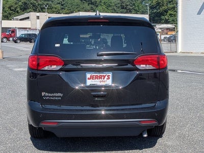 2026 Chrysler Voyager LX - [NEW]BraunAbility Companion Van - Manual Fold-Out Ramp