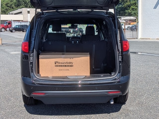 2026 Chrysler Voyager LX - [NEW]BraunAbility Companion Van - Manual Fold-Out Ramp
