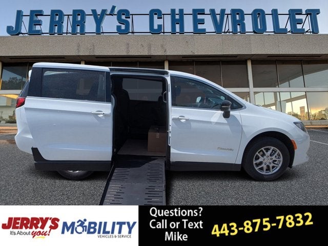 2025 Chrysler Voyager LX - BraunAbility Companion Van - Manual Fold-Out Ramp