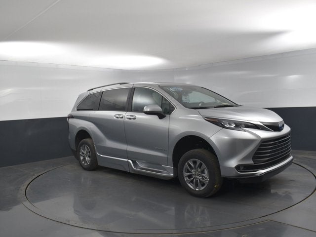 2025 Toyota Sienna XLE - BraunAbility XT - Power Fold-Out Ramp