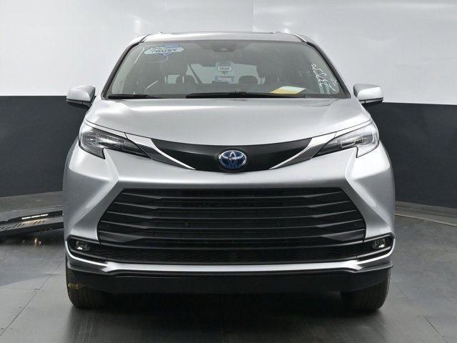 2025 Toyota Sienna XLE - BraunAbility XT - Power Fold-Out Ramp