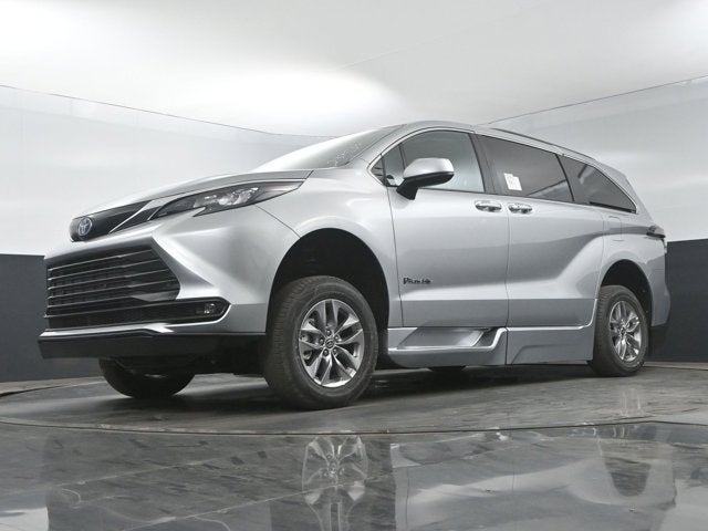 2025 Toyota Sienna XLE - BraunAbility XT - Power Fold-Out Ramp