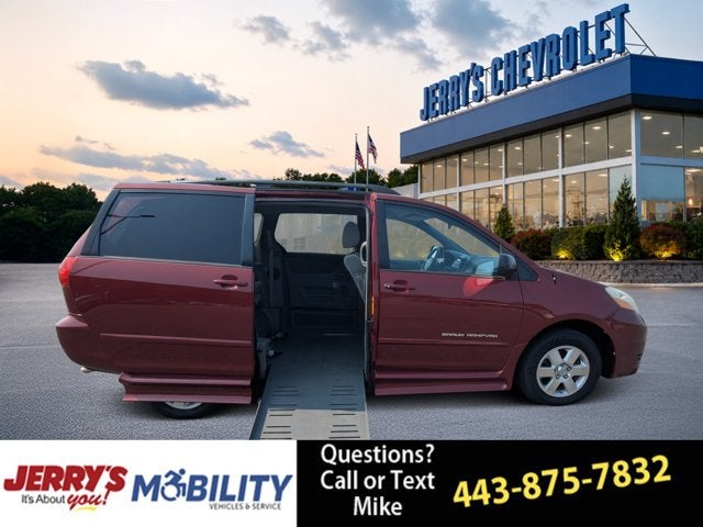 2010 Toyota Sienna CE - BraunAbility Rampvan, Power Fold Out