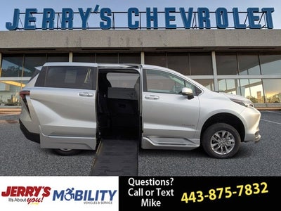 2025 Toyota Sienna LE - BraunAbility XT - Power Fold-Out Ramp