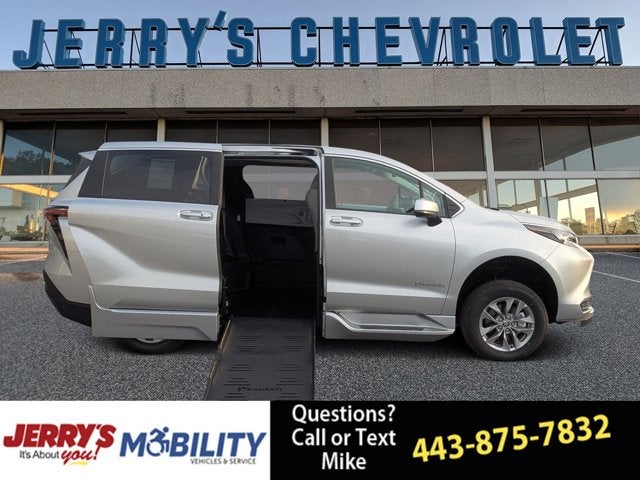 2025 Toyota Sienna LE - BraunAbility XT - Power Fold-Out Ramp