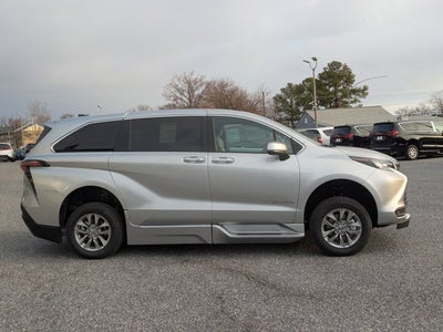 2025 Toyota Sienna LE - BraunAbility XT - Power Fold-Out Ramp