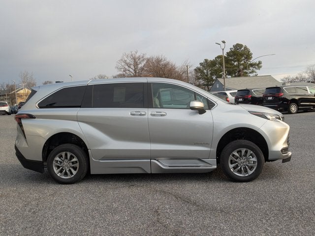 2025 Toyota Sienna LE - BraunAbility XT - Power Fold-Out Ramp