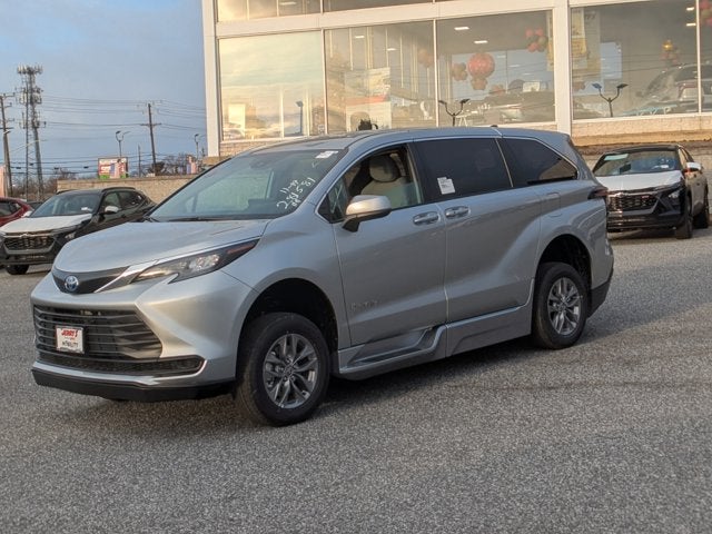 2025 Toyota Sienna LE - BraunAbility XT - Power Fold-Out Ramp