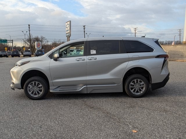 2025 Toyota Sienna LE - BraunAbility XT - Power Fold-Out Ramp