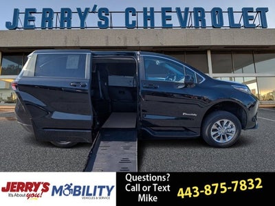 2025 Toyota Sienna LE - BraunAbility XT - Power Fold-Out Ramp