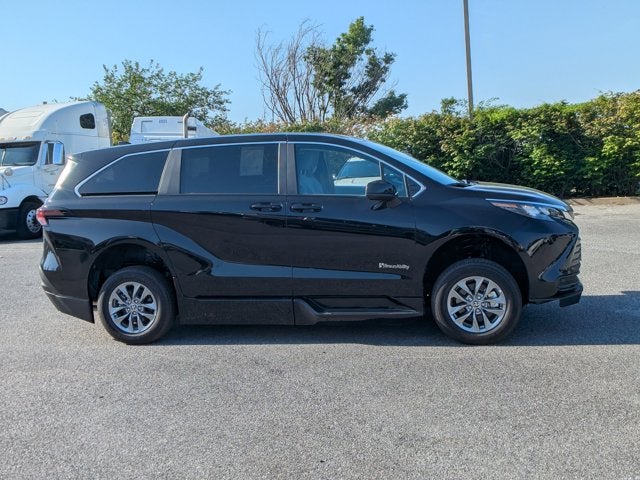 2025 Toyota Sienna LE - BraunAbility XT - Power Fold-Out Ramp