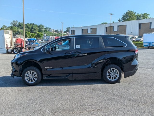 2025 Toyota Sienna LE - BraunAbility XT - Power Fold-Out Ramp