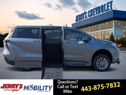 2026 Toyota Sienna LE - [NEW] BraunAbility XT - Power Fold-Out Ramp