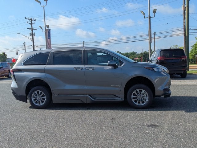 2026 Toyota Sienna LE - [NEW] BraunAbility XT - Power Fold-Out Ramp