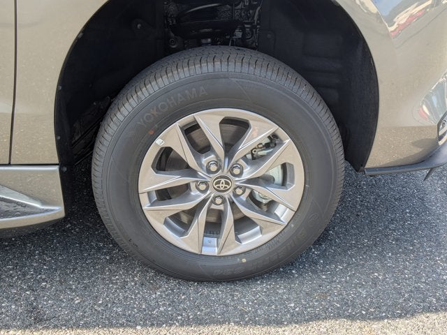 2026 Toyota Sienna LE - [NEW] BraunAbility XT - Power Fold-Out Ramp