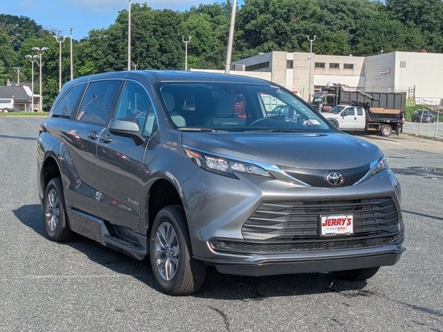 2026 Toyota Sienna LE - [NEW] BraunAbility XT - Power Fold-Out Ramp