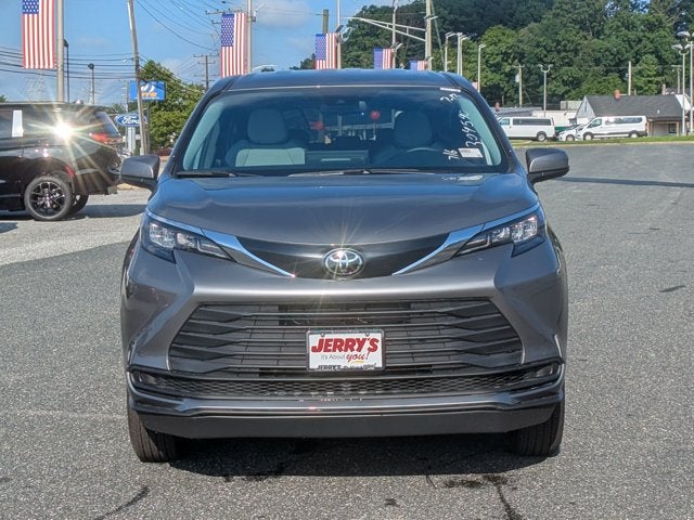 2026 Toyota Sienna LE - [NEW] BraunAbility XT - Power Fold-Out Ramp
