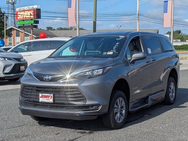 2026 Toyota Sienna LE - [NEW] BraunAbility XT - Power Fold-Out Ramp