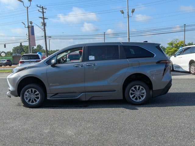 2026 Toyota Sienna LE - [NEW] BraunAbility XT - Power Fold-Out Ramp