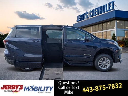 2026 Toyota Sienna LE - [NEW] BraunAbility XT - Power Fold-Out Ramp