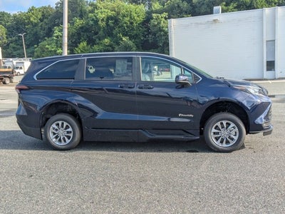 2026 Toyota Sienna LE - [NEW] BraunAbility XT - Power Fold-Out Ramp