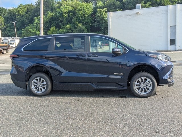2026 Toyota Sienna LE - [NEW] BraunAbility XT - Power Fold-Out Ramp
