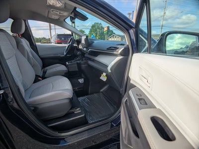 2026 Toyota Sienna LE - [NEW] BraunAbility XT - Power Fold-Out Ramp
