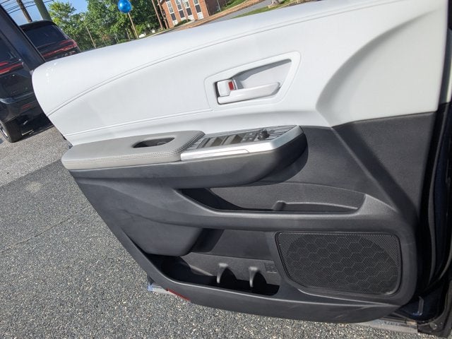 2026 Toyota Sienna LE - [NEW] BraunAbility XT - Power Fold-Out Ramp