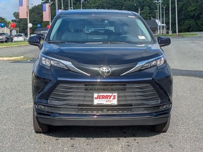 2026 Toyota Sienna LE - [NEW] BraunAbility XT - Power Fold-Out Ramp