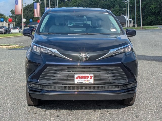 2026 Toyota Sienna LE - [NEW] BraunAbility XT - Power Fold-Out Ramp