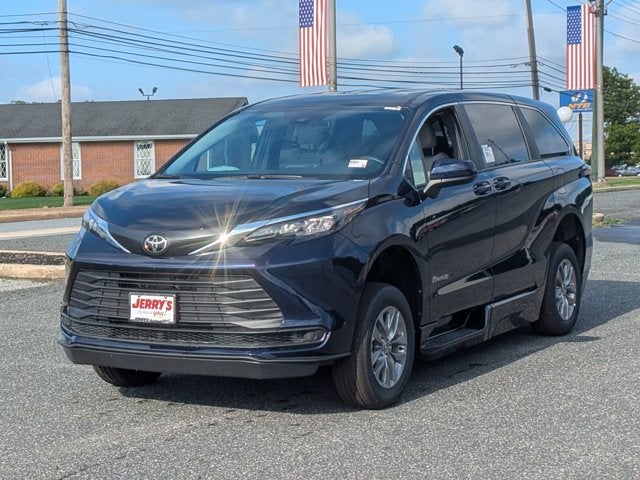 2026 Toyota Sienna LE - [NEW] BraunAbility XT - Power Fold-Out Ramp