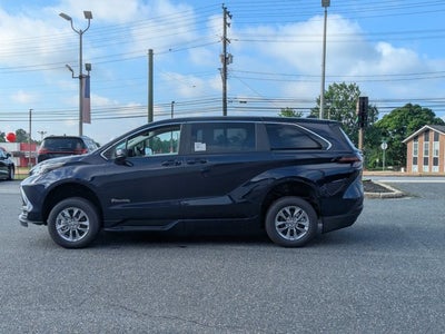 2026 Toyota Sienna LE - [NEW] BraunAbility XT - Power Fold-Out Ramp